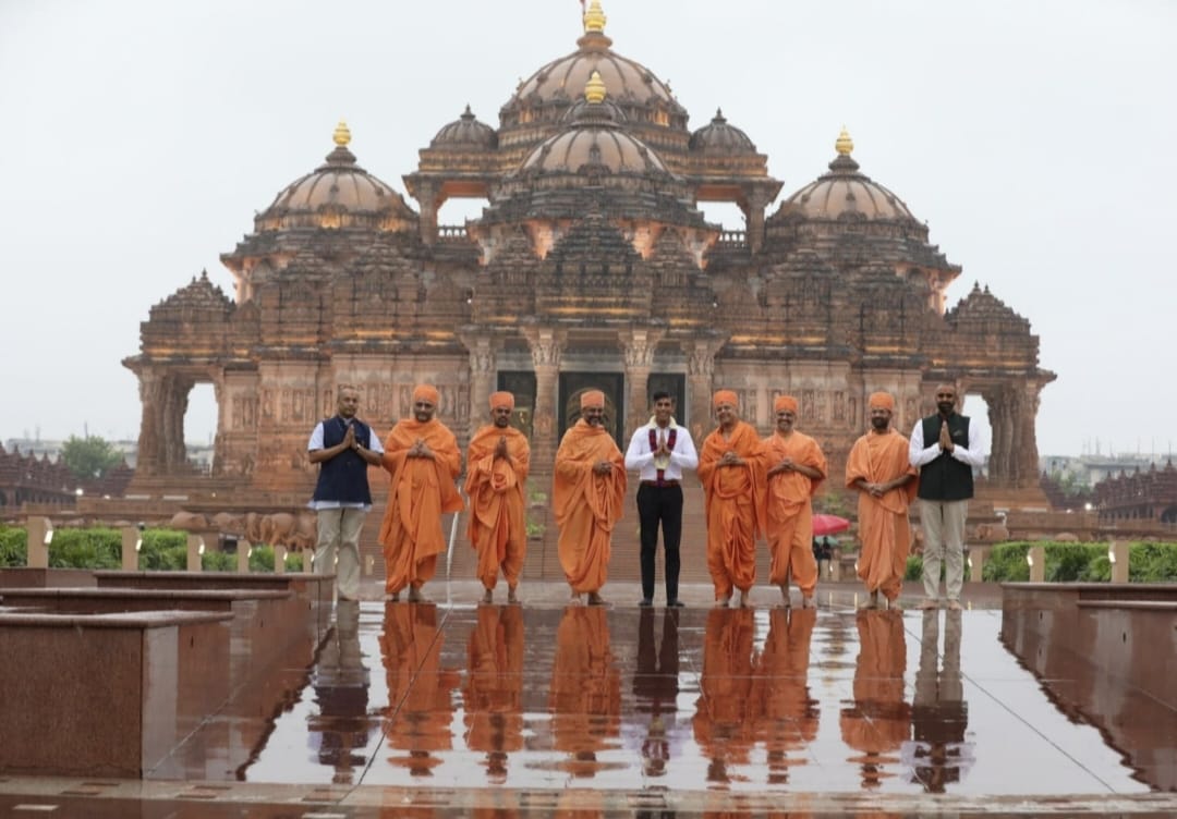 সকালবেলা অক্ষরধাম মন্দিরে পুজো দিলেন ঋষি সুনাক।